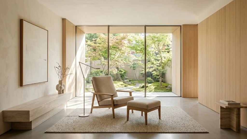 Angolo relax in stile giapponese con poltrona, materiali naturali e vista sul giardino