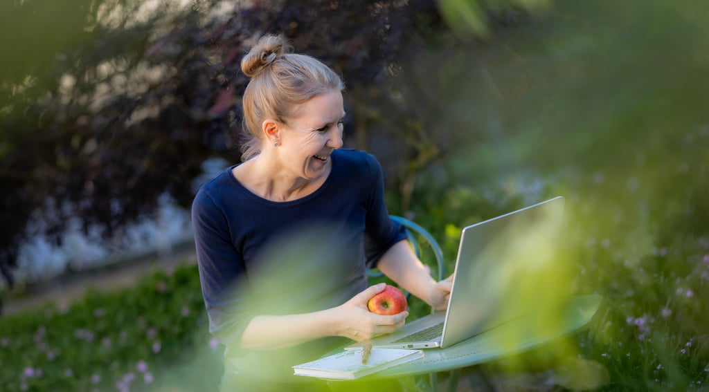 Daniela Karwatzki am Laptop, Coaching zu People Pleasing und Selbstsabotage