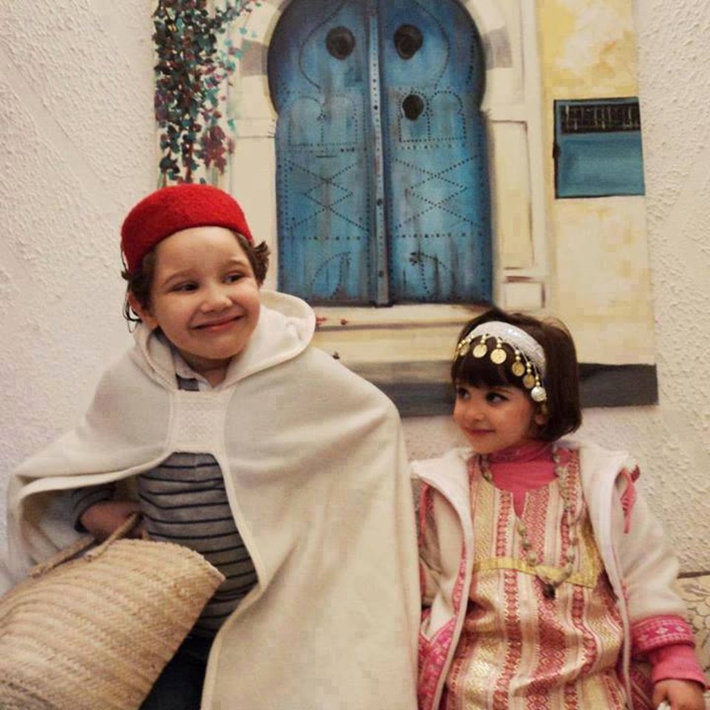 jeune garçon tunisien portant une chéchia traditionnelle tunisienne, art et tradition tunisiennes