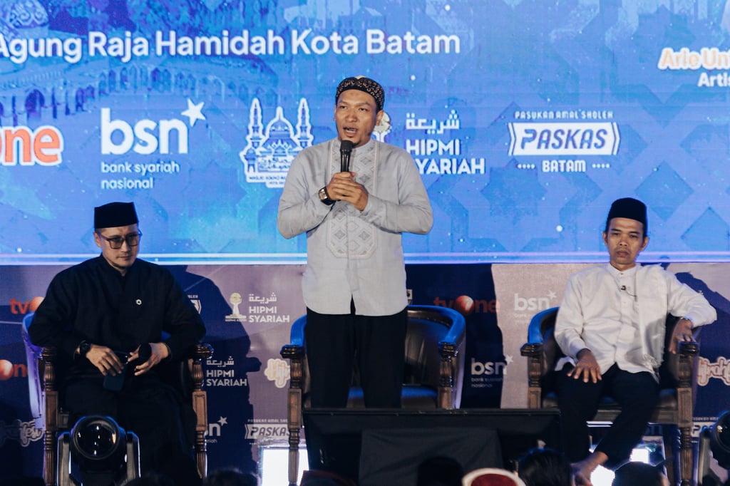 Ustadz Salim A Fillah Mengisi Tabligh Akbar di Batam 