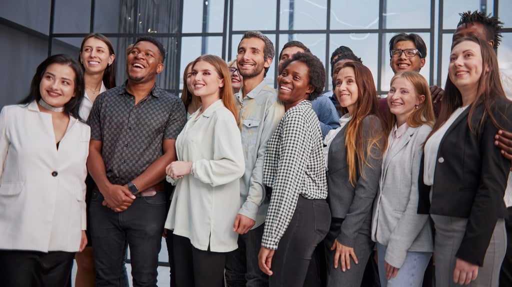 jeune equipe de travaille qui pose pour la photo de groupe