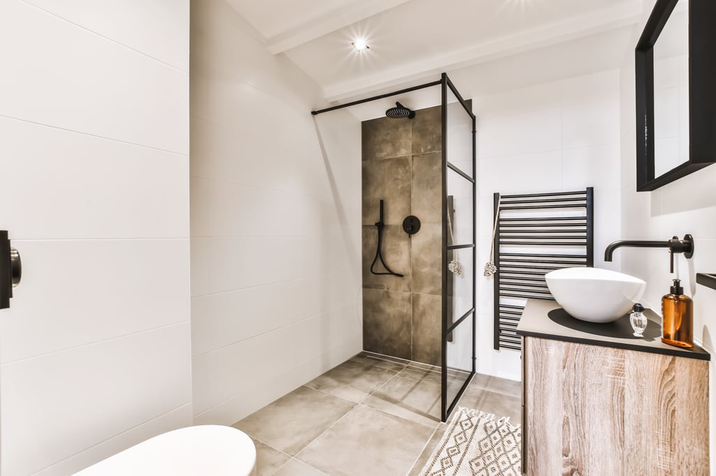 douche à l'italienne dans salle de bain claire 