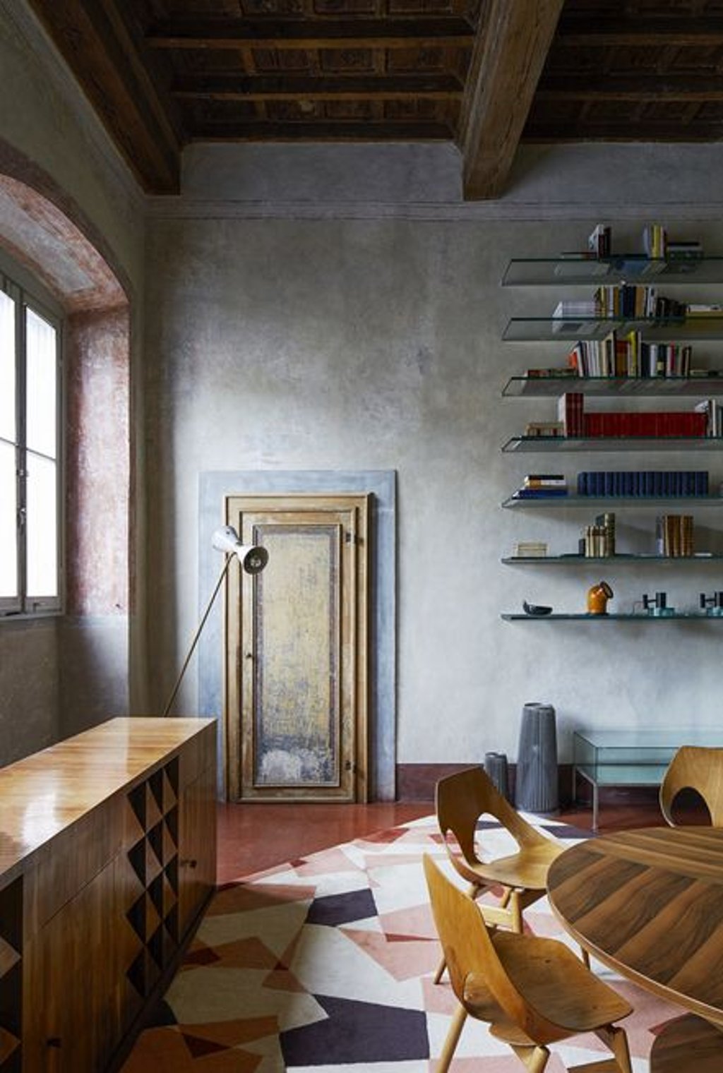 Roberto Baciocchi home Tuscany, plaster walls, painted door, glass shelving and mid-century furniture. Photo Simon Watson