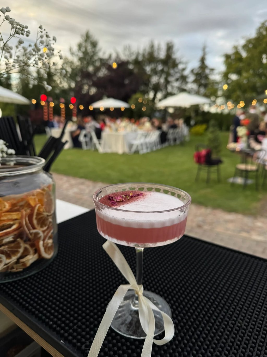 Eteris mobilus baras ruošia gaivų Southside kokteilį su šviežiomis mėtomis