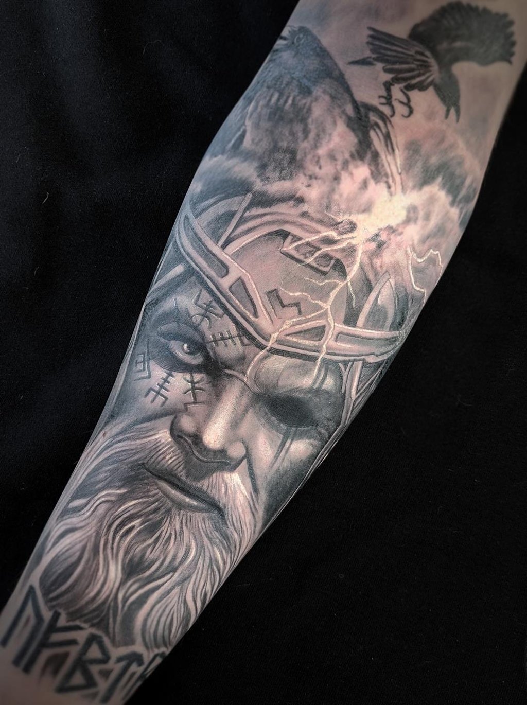 tatuaje vikingo realismo blanco negro Barcelona punkotattooartist