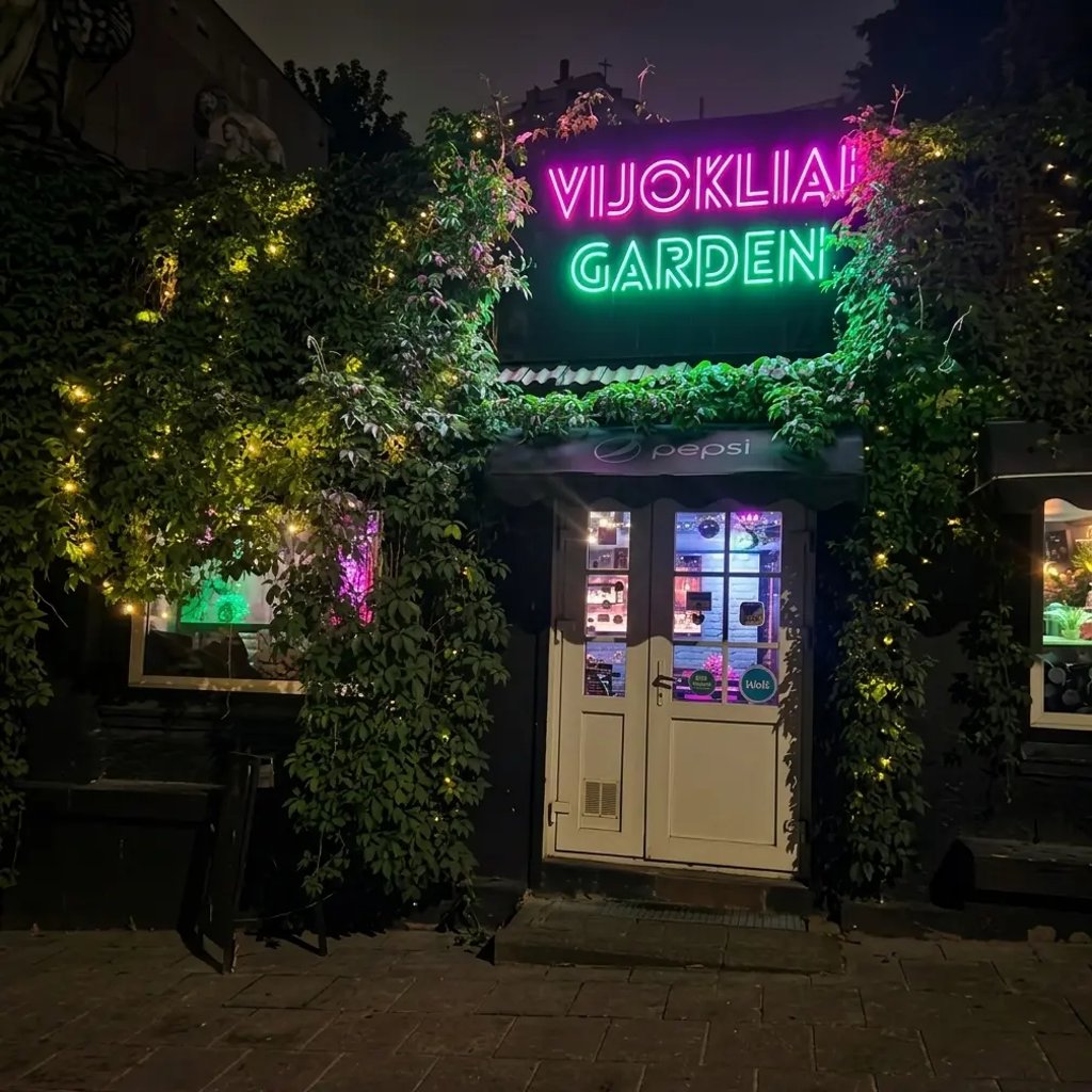 led-neoniniai-zenklai-verslo-reklama, sviecianti-reklama-vitrinoje-neoglow