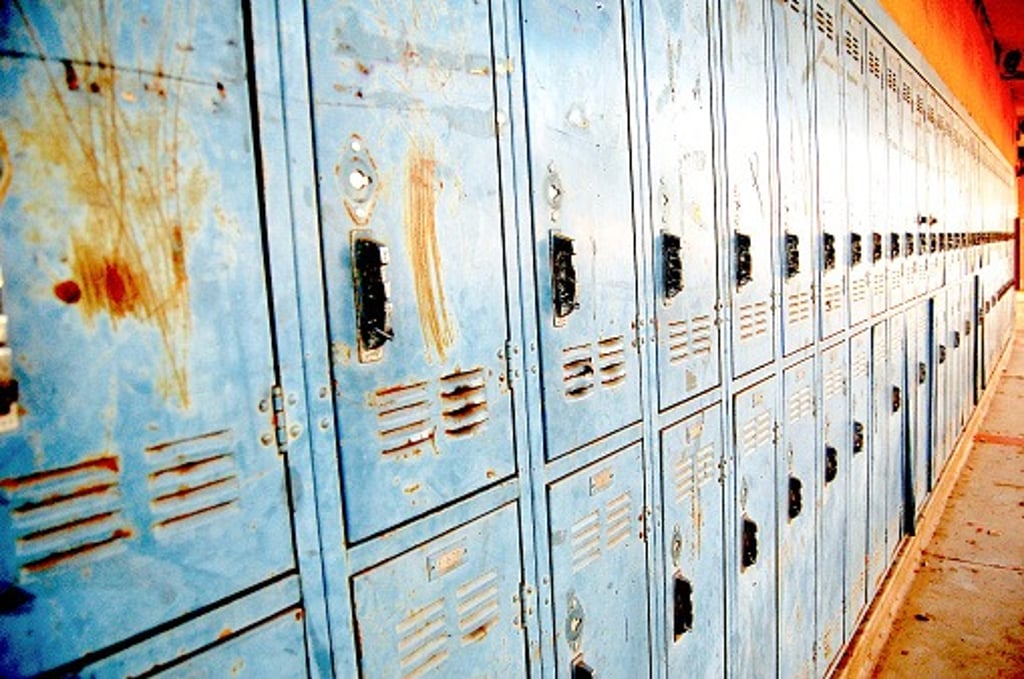 Lockers metálicos en mal estado por corrosión y uso intensivo. Sistema de almacenamiento inadecuado
