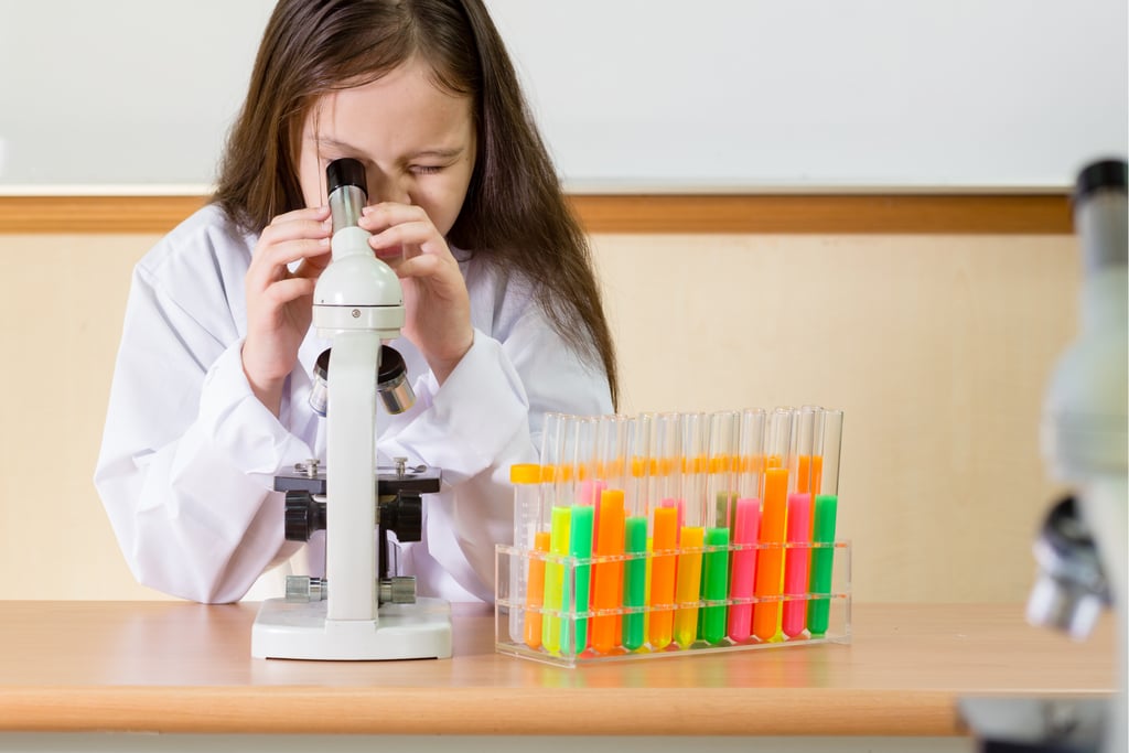 Niña jugando a ser científica
