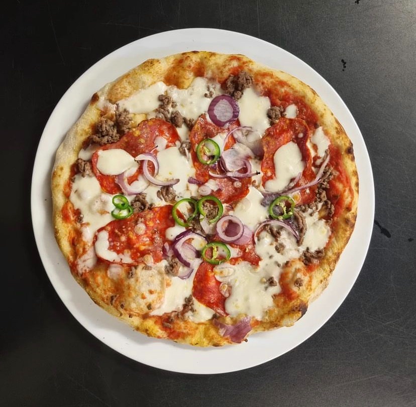 pizza cannibale, sauce tomate, fior di latte, boeuf haché, spianata piccante, piment vert, oignons