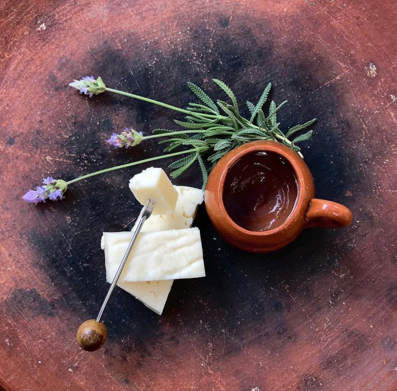 vaso de mezcal y queso
