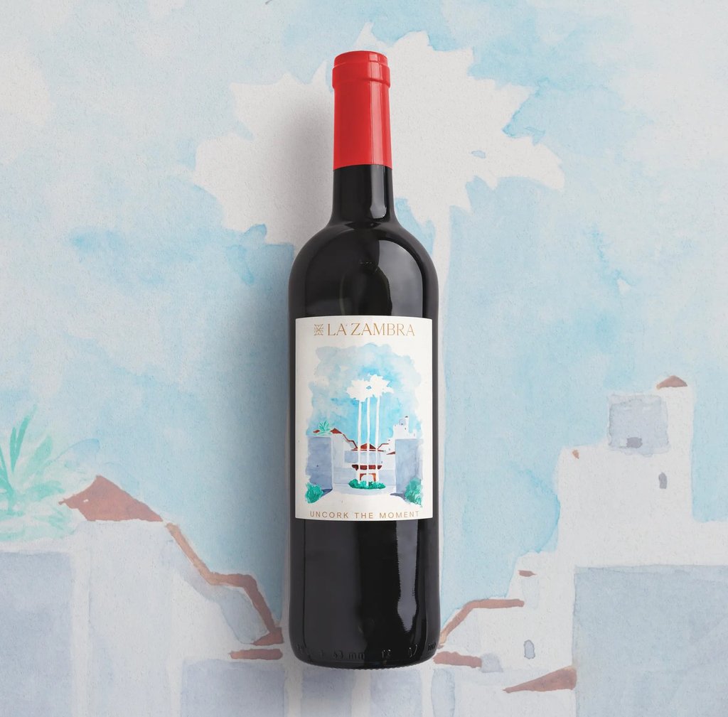 Botella de vino con ilustración y diseño de packaging de La Zambra Resort, Málaga