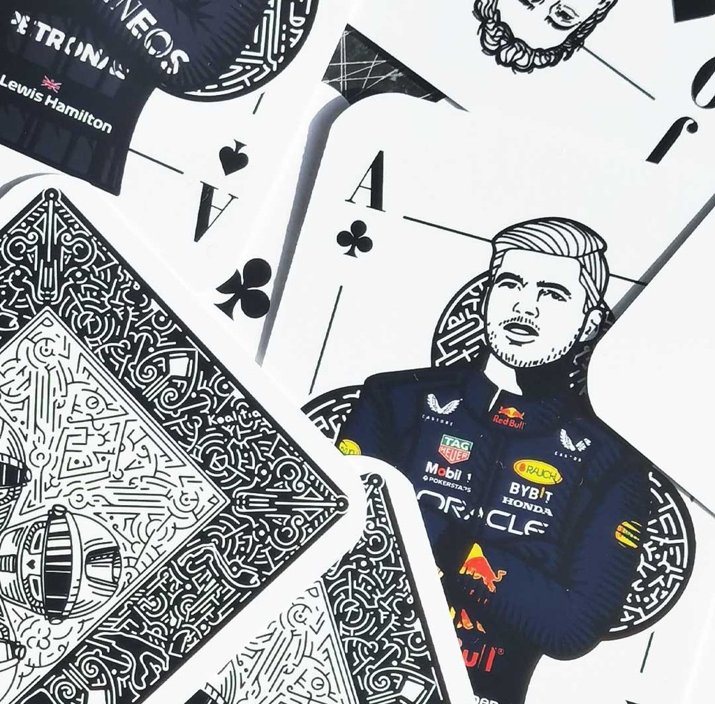 Cărți de joc F1 cu pilotul Max Verstappen.