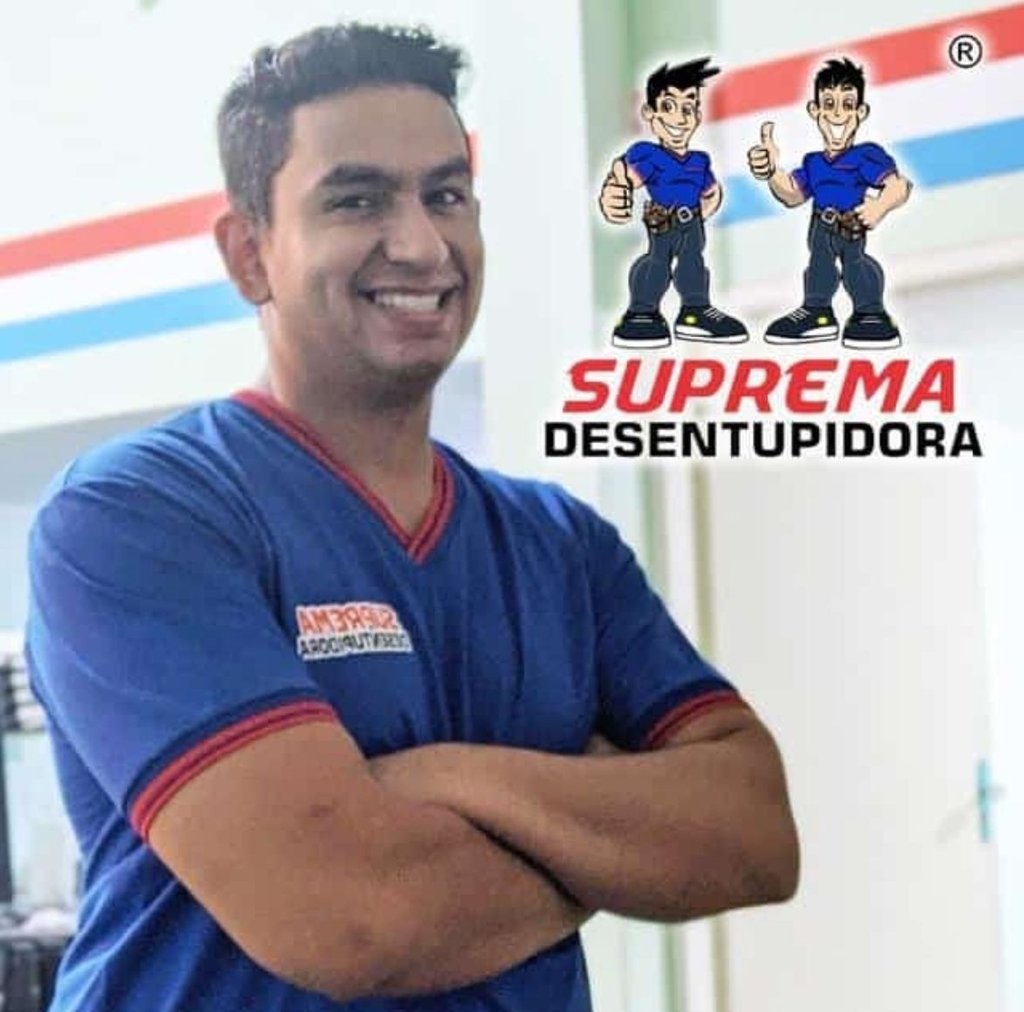 um homem de blusa azul com a logo de sua empresa sendo dois homens de blusas azuis