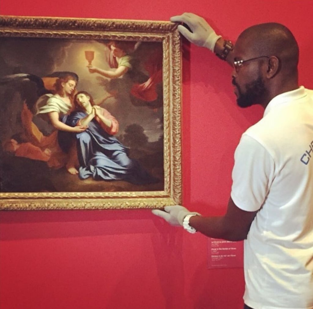 un, homme, de, chez, Well, Art, Transport, accroche, un, tableau, dans, un, musée,pour, instagram