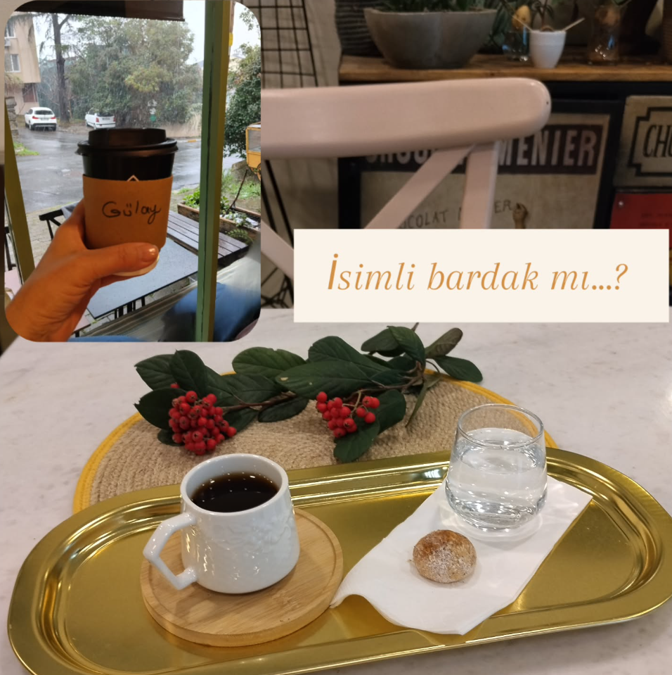 türk kahvesi ile bir bardak su  ve kurabiye bulunan tepsi