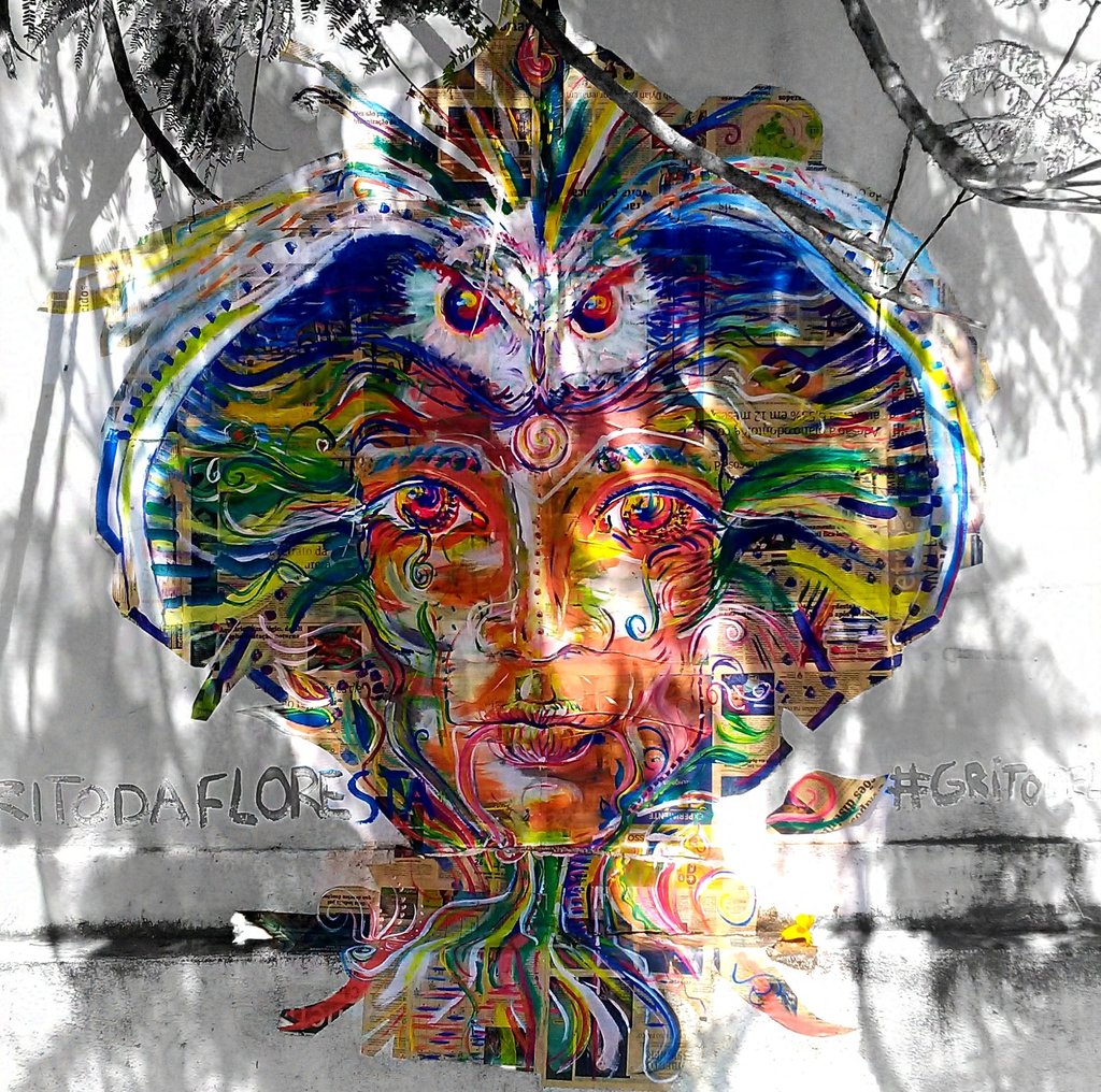 collage d'une peinture aux couleurs vives, où on peut distinguer un visage enraciné, une chouette ou encore une tête de cobra