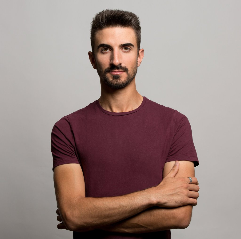 Álvaro RPérez con camiseta burdeos moreno serio