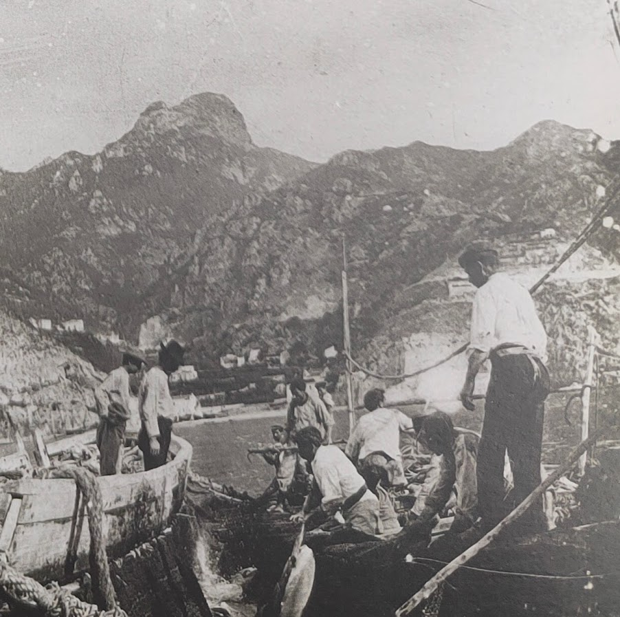 Pescatori al lavoro sulla Costiera Amalfitana nell'Ottocento, fotografia storica tratta dal libro La