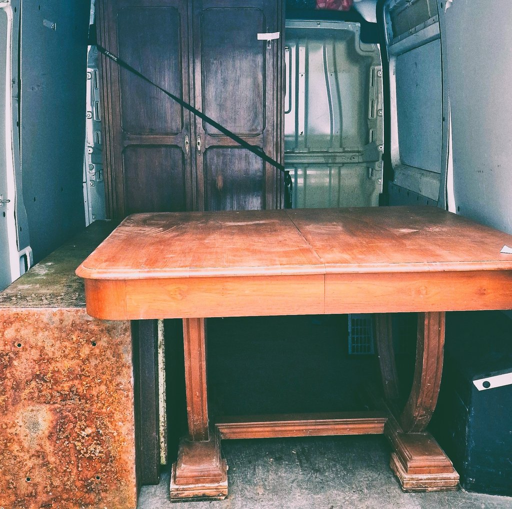 Transport d'une table ancienne trouvée en brocante