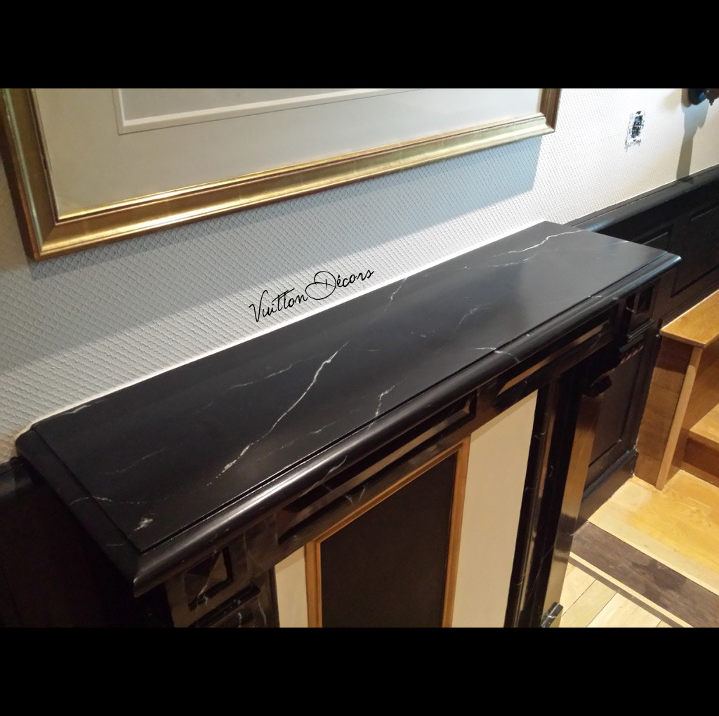 Peinture décorative: faux marbre noir sur cheminée en bois