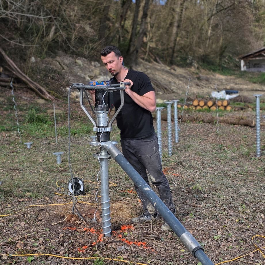 Installateur d'une fondation alternative au pilotis béton
