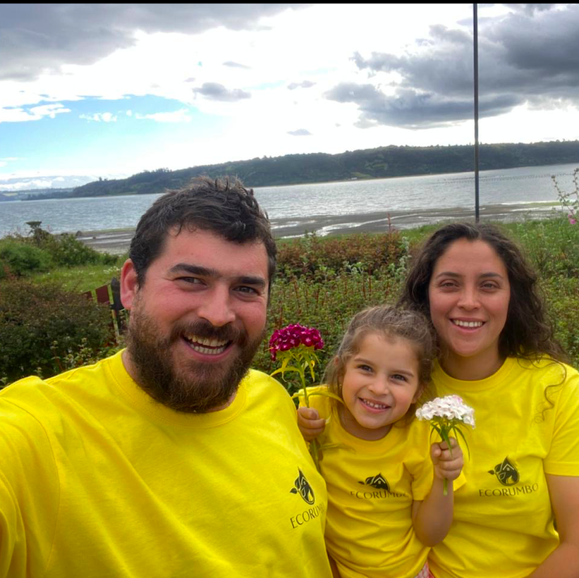 Familia con polera de EcoRumbo en Chiloé representando compromiso con la educación ambiental y soluc