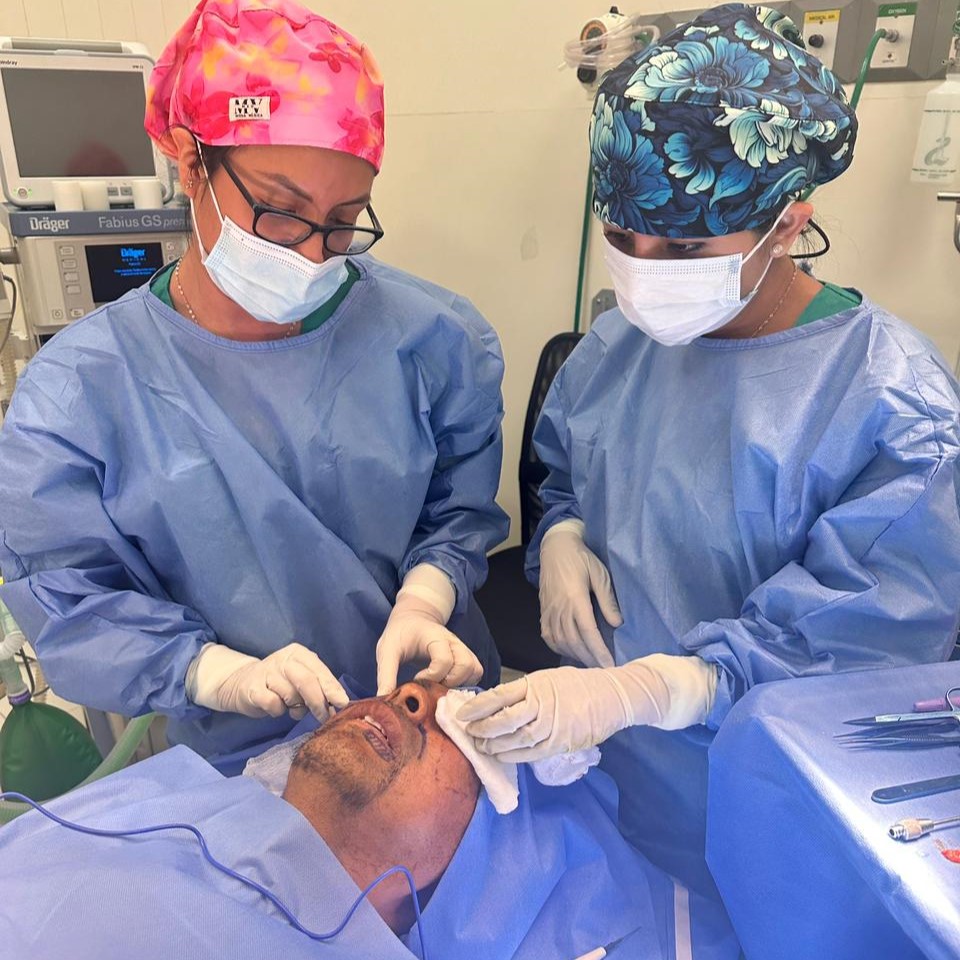 Dra. Lilyan-Marissel - Cirugía-Plástica-y-Estética-sala-operaciones-blefaroplastia-rejuvenecimiento