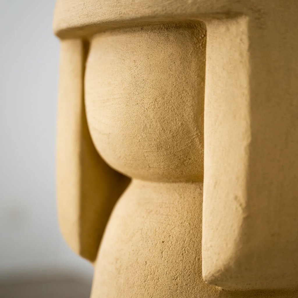 Großaufnahme einer Kokeshi aus Stein.