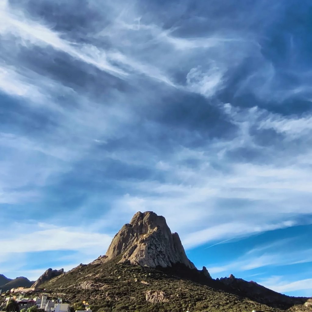 Vista de la peña de bernal con cielo azul