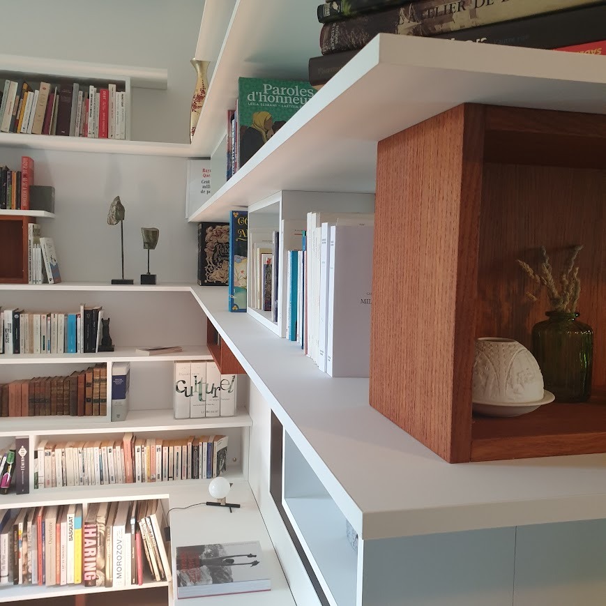 photo zoomée d'une bibliothèque