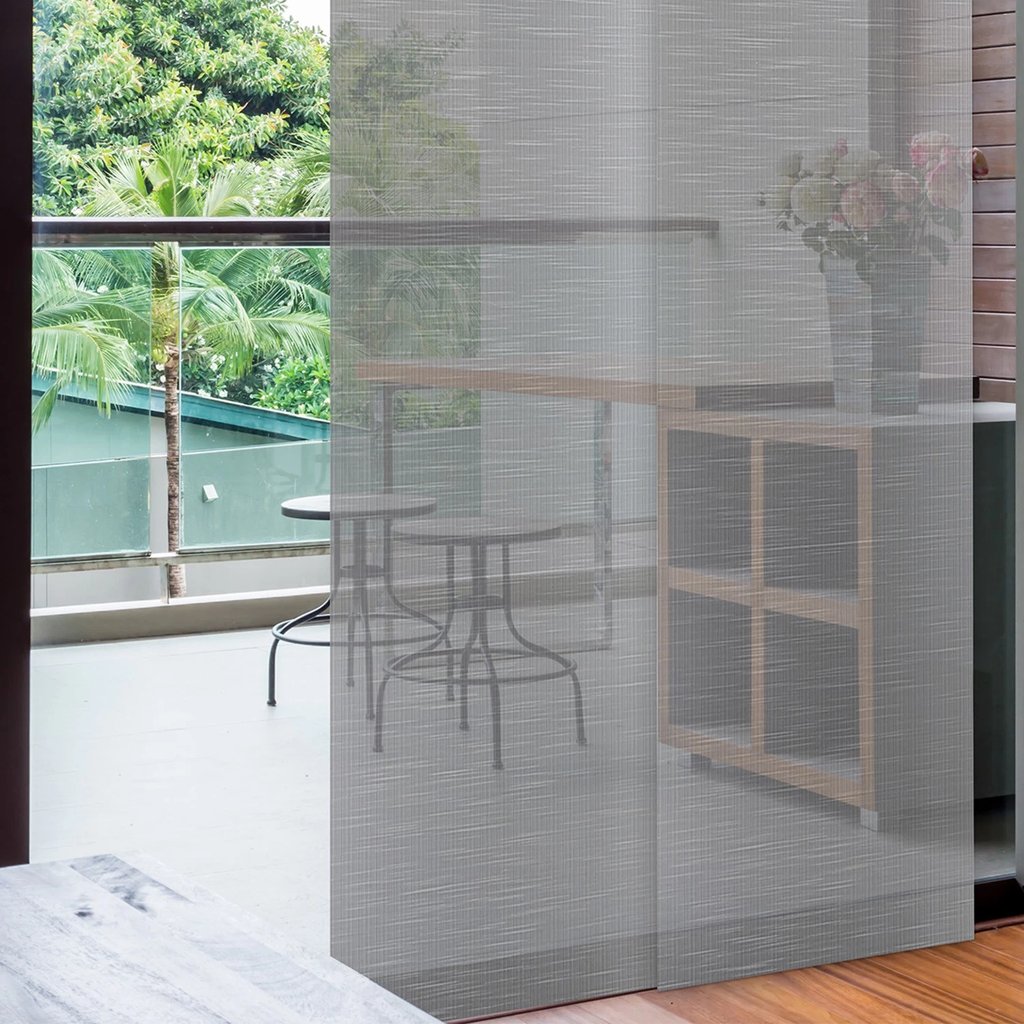 Panneau japonais gris devant une baie vitrée