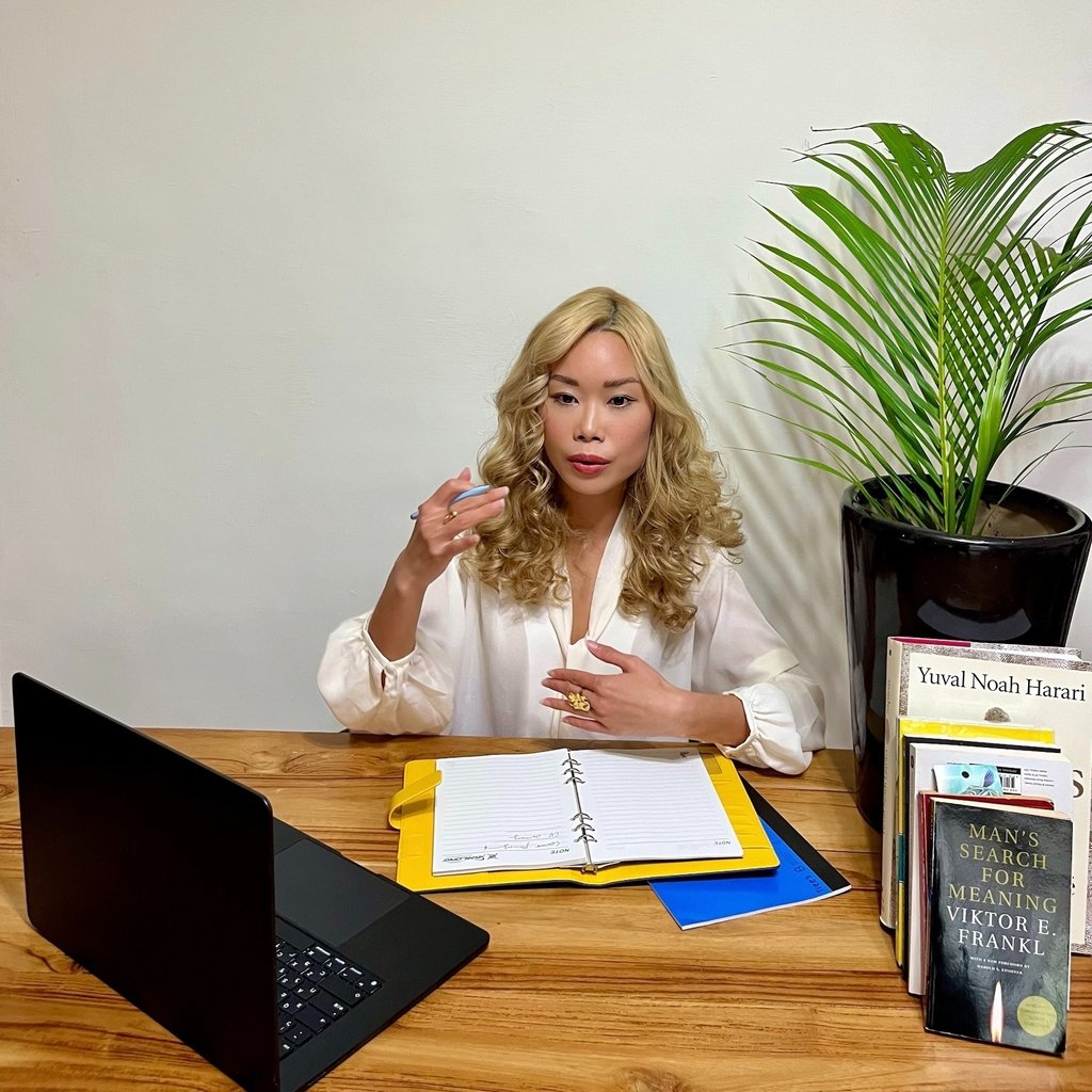 Renee Lin coaching a client one-on-one at her desk