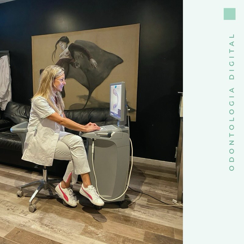 Dra Sors utilizando escaner dental en el consultorio de estetica dental de puerto madero