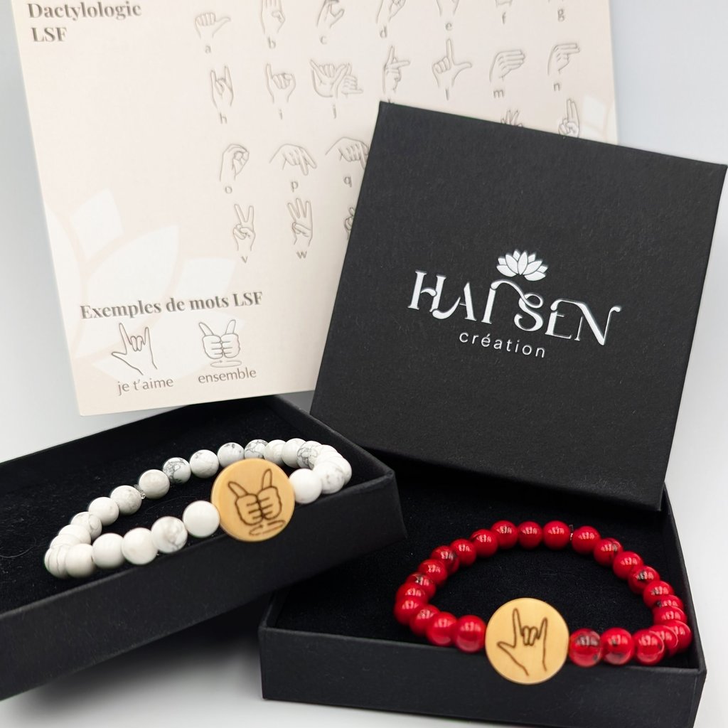 Bracelets perles avec cabochon LSF, dans un écrin noire accompagné de la dactylologie.