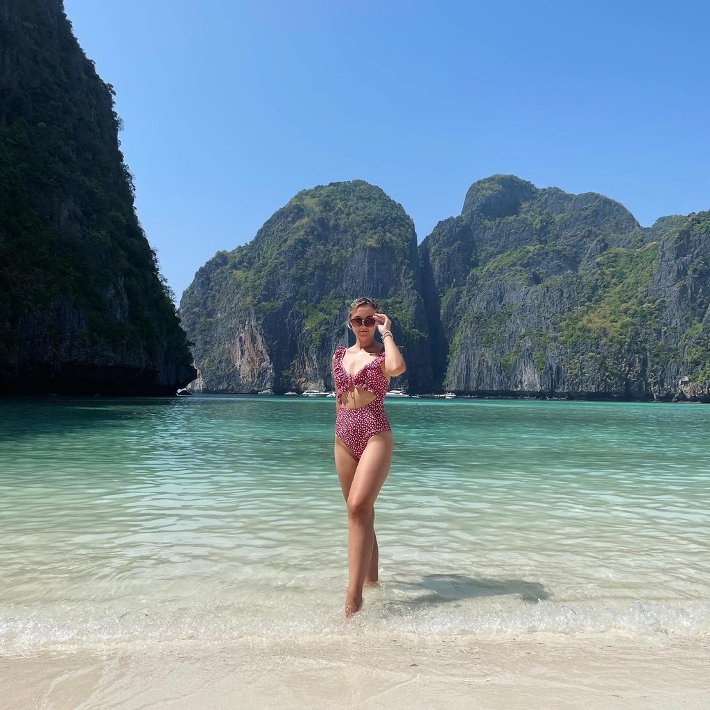 kobieta w czerwonym stroju kąpielowym na Plaży Maya Bay