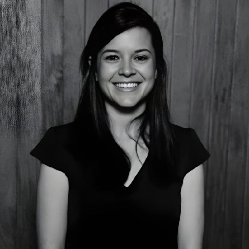 psicologa profesional sonriendo para una foto