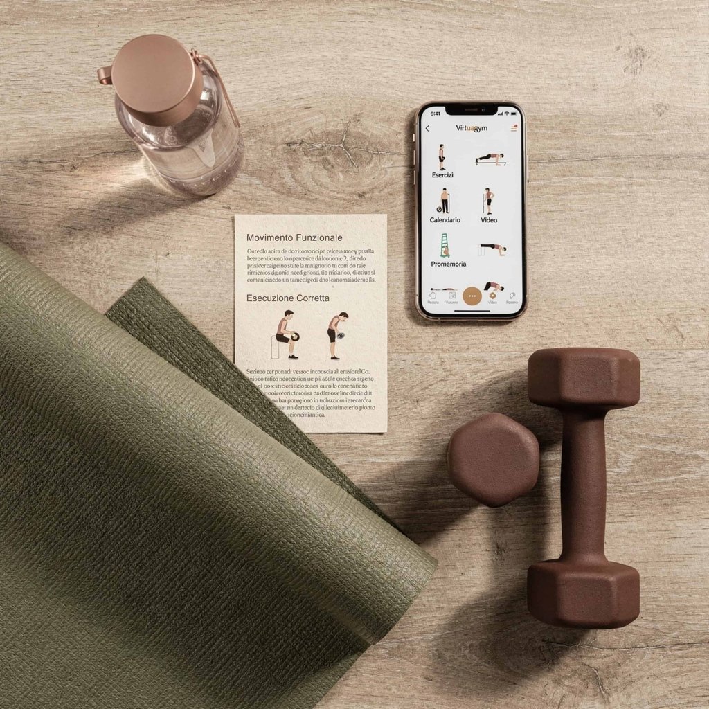 Flat lay con smartphone accanto a tappetino da yoga