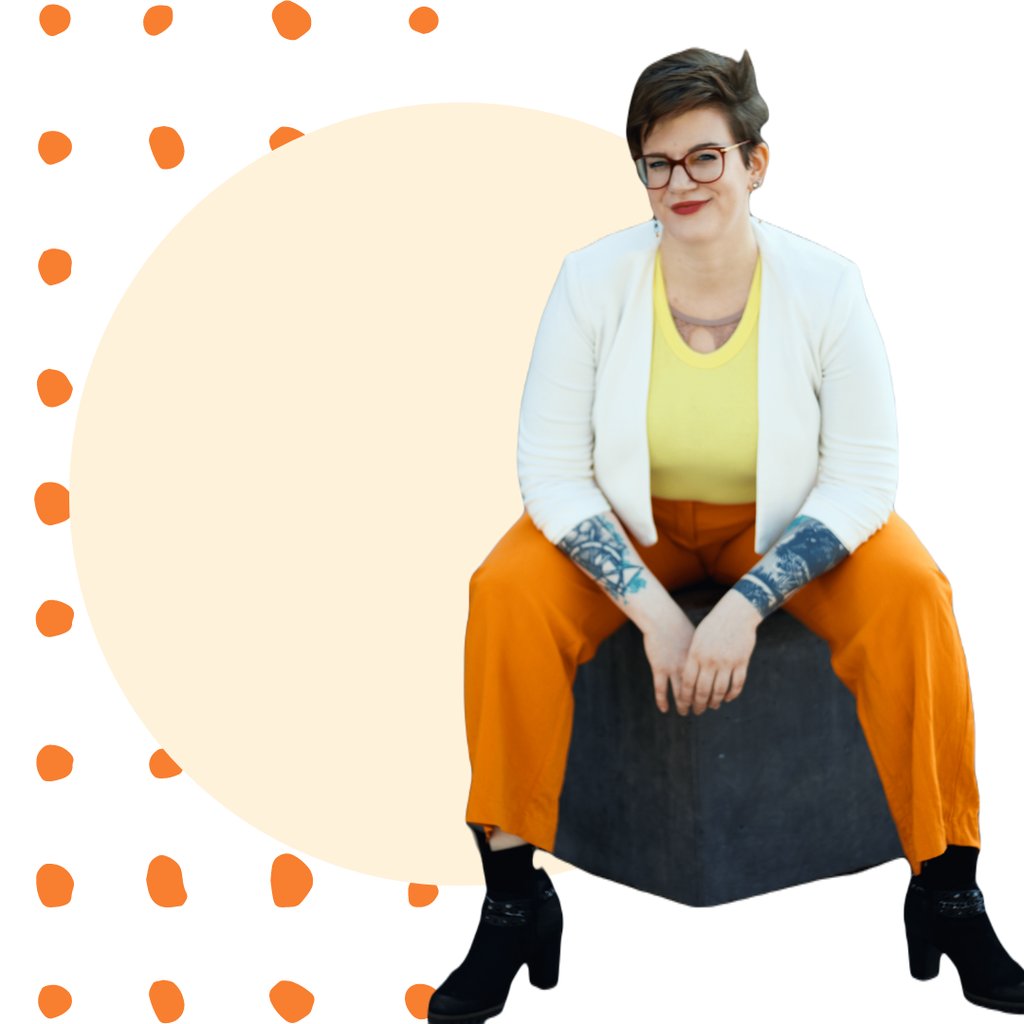 Swana Schuchmann sitzt auf einem Quadrat und schaut freundlich.