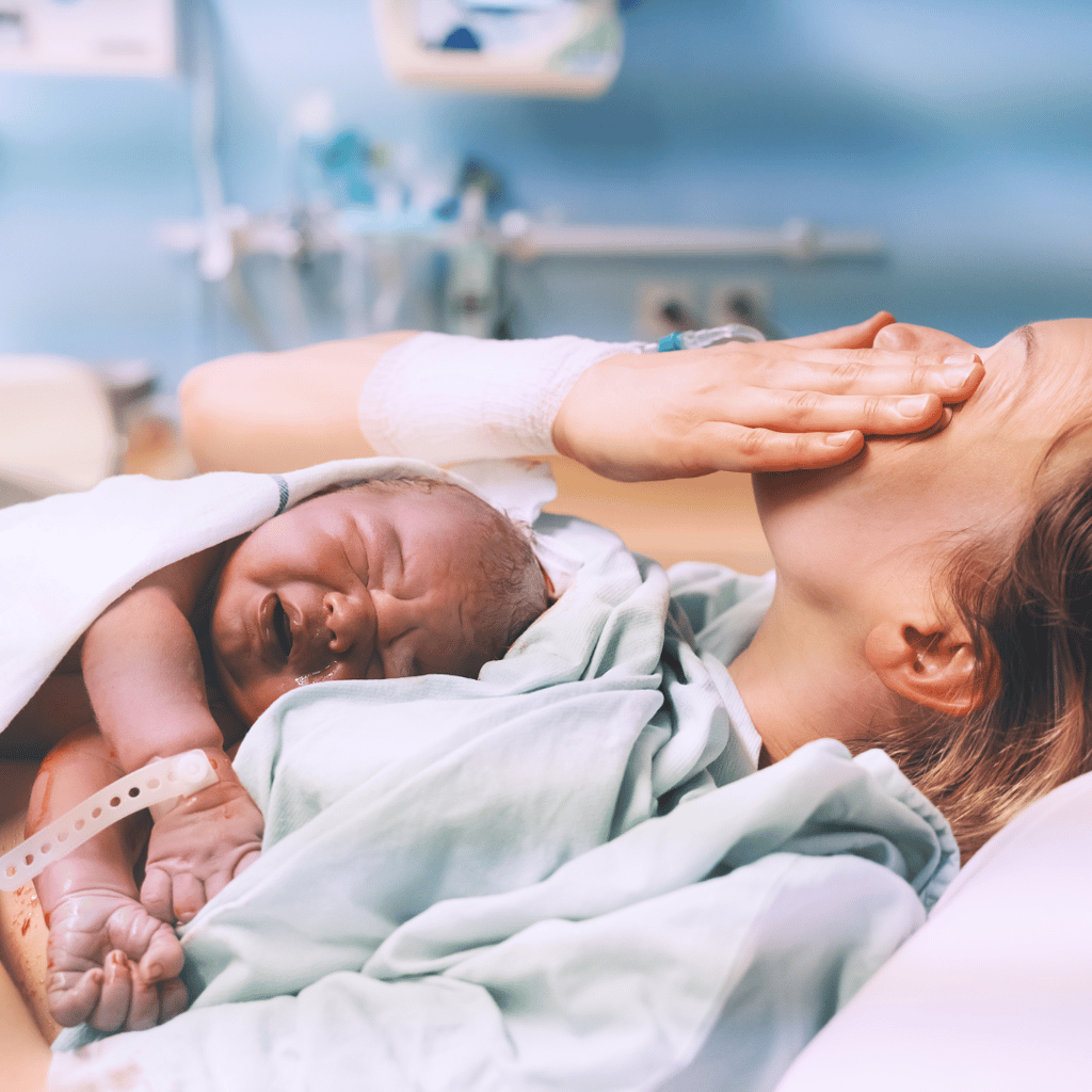 Femme qui vient de mettre au monde son enfant avec émotion