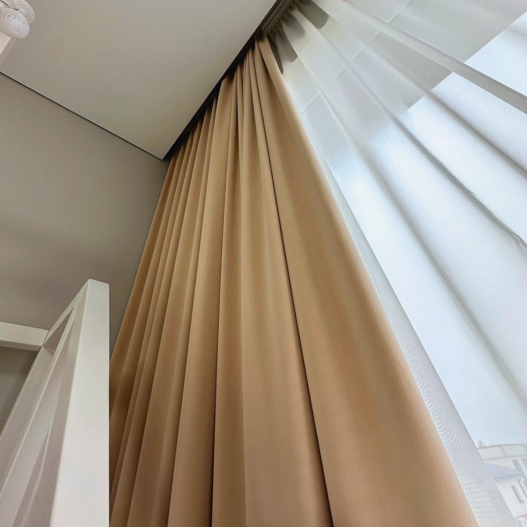 šviesios, smėlio spalvos užuolaidos