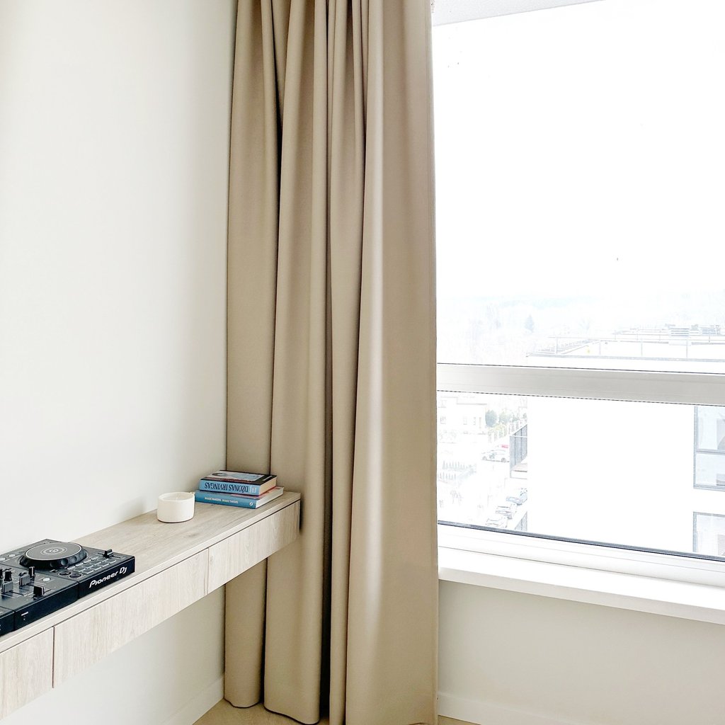 užuolaidos derančios prie modernaus interjero