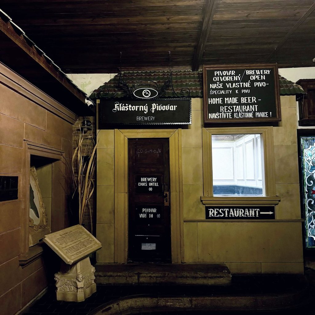 Entrada al Kláštorný Pivovar en Bratislava, una cervecería tradicional