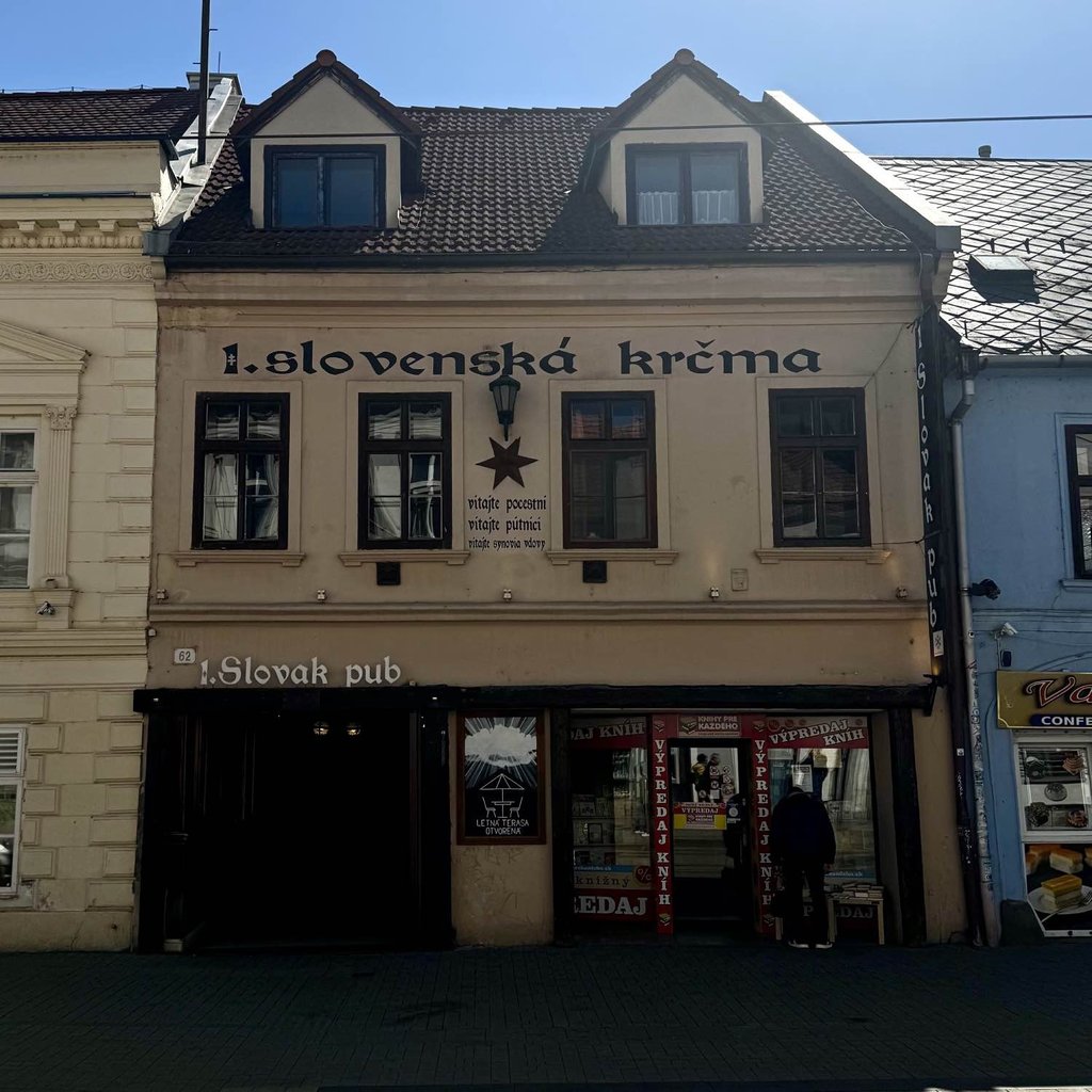 Exterior del Slovak Pub en Bratislava, Eslovaquia, un edificio tradicional con arquitectura