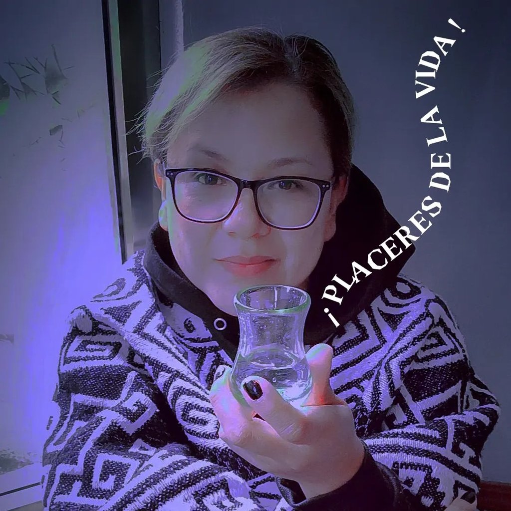 mujer disfrutando de buen mezcal