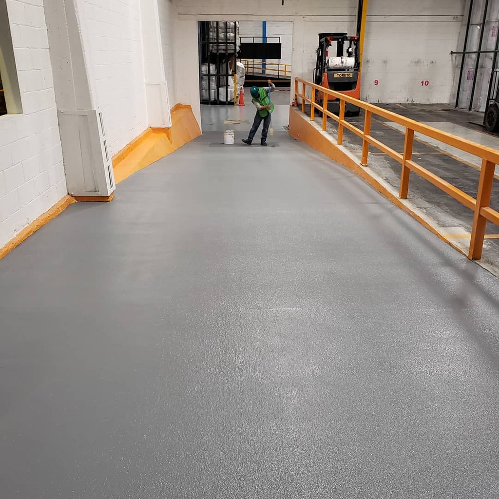 sistema epóxico antideslizante en rampa industrial de alto tránsito