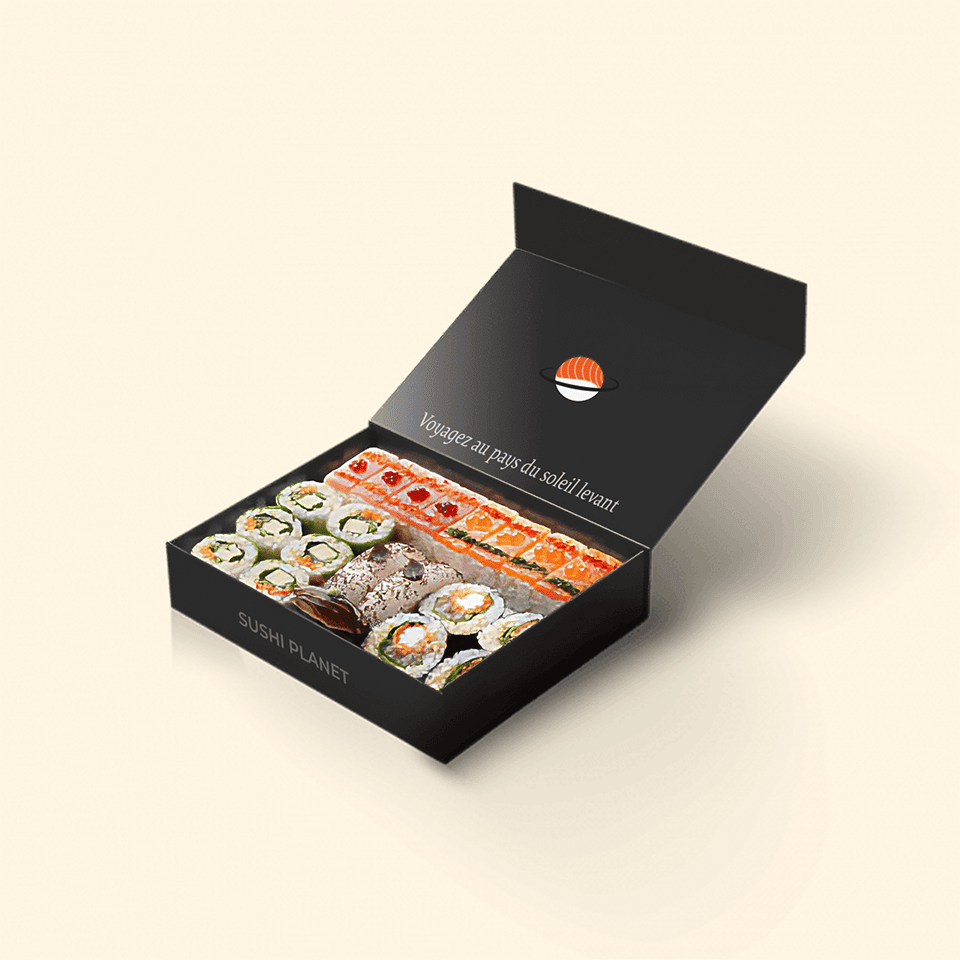 Sushi Planet box deluxe noire avec logo et baseline "voyagez au pays du soleil levant"