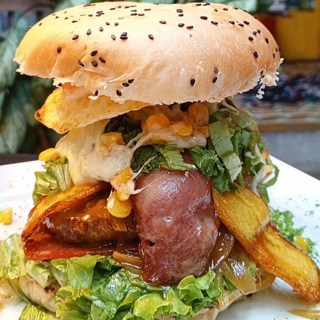 Hamburguesa en Café Antaños Montenegro Quindío