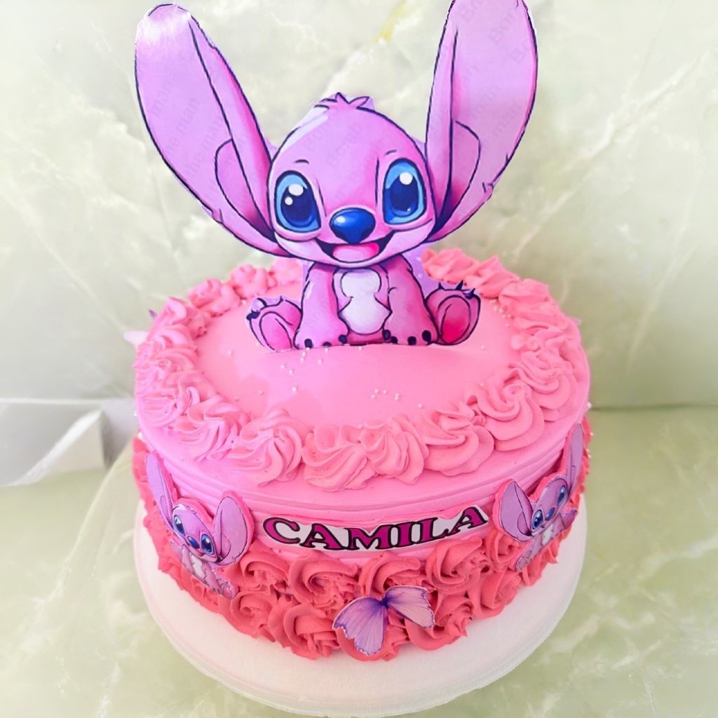 Un pastel de cumpleaños rosa con temática de Lilo y Stitch para Camila con un adorno de personaje An