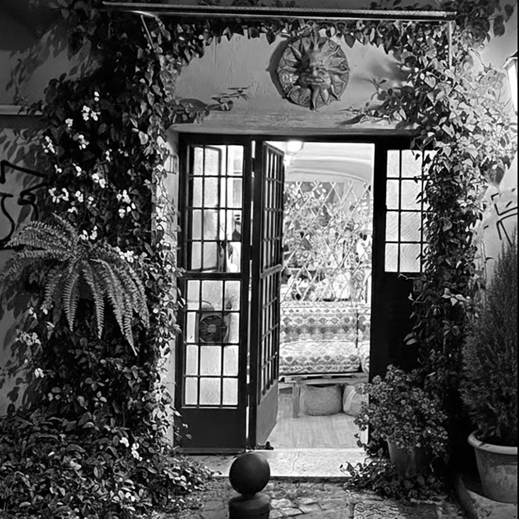 Ingresso dell'atelier Milena Marzano Labelier a Monteverde Vecchio, Roma.