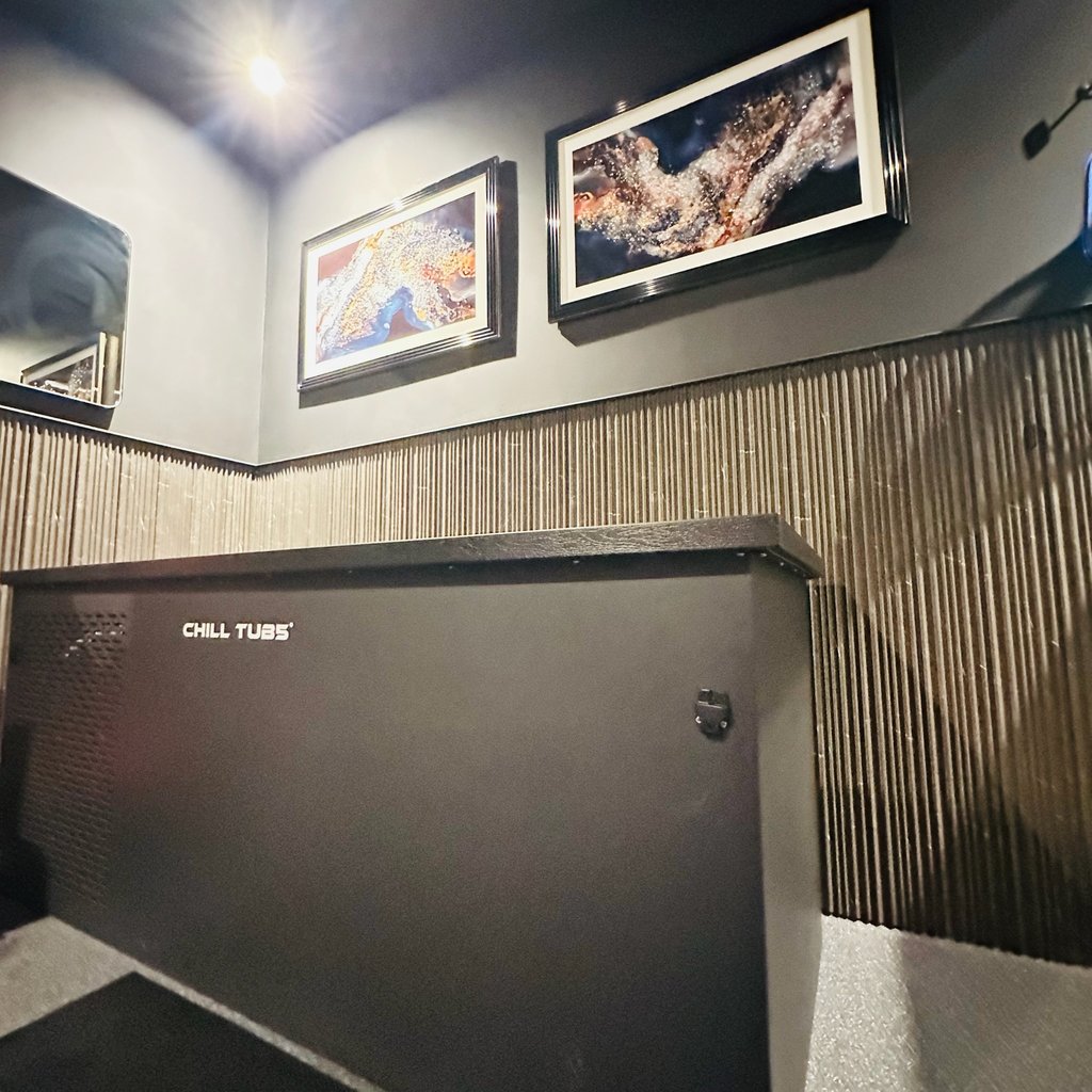 Modern chill tub for cold water immersion therapy and athletic recovery